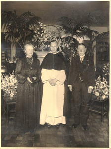 130567 Pater F.J.M. van der Vaart o.p. met zijn ouders na zijn priesterwijding te Venlo door mgr. G. Lemmens