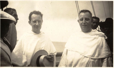 130571 Pater A.T.P. Schipper o.p. (rechts op de foto) en pater J.L.L. de Barbanson o.p. voor hun vertrek vanuit Bonaire ...