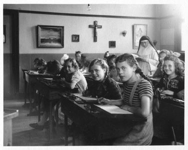 130609 Liefdewerken: zuster dominicanes geeft les aan de zesde klas lagere school te Doornenburg