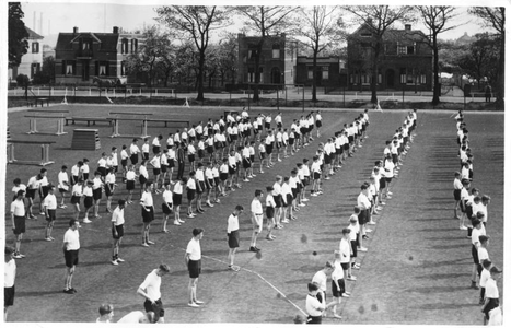 130699 Dominicuscollege in Neerbosch bij Nijmegen: sportdag leerlingen en docenten in het kader van het eeuwfeest