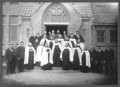 146086 Theresiakerk te Waspik (gem. Waalwijk); inzegening en inbezitneming.