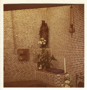 146093 Kapel Het Anker te Hazerswoude; tabernakel en Mariabeeld in de koorruimte
