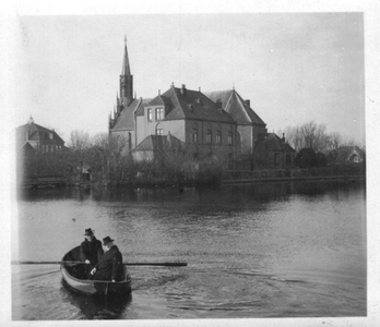 146096 Klooster en -kerk aan de Oude Rijn te Groenendijk - Hazerswoude; twee paters roeiend op de Oude Rijn