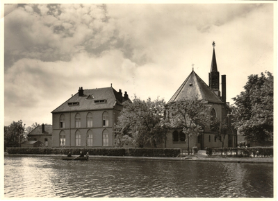 146100 Achterzijde kerk en pastorie Sint Bernardus, Rijndijk 108, Hazerswoude-Rijndijk