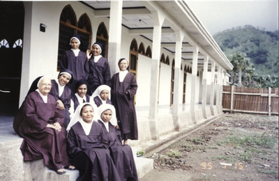146171 Karmelzusters vóór huis van de karmelzusters te Dili, Oost Timor (Indonesië)