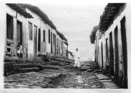 146228 Pater Leonardus Reinier Heijnen (kloosternaam: Ambrosius) in een arme wijk te Lençois, Bahia (Brazilië)