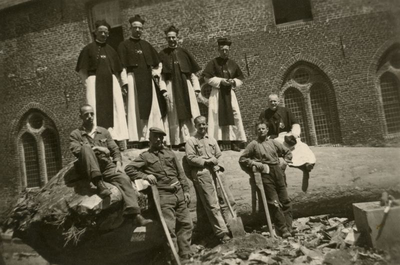 128058 Het kappen van de plataan in het pandhof, klooster St. Agatha
