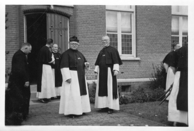 265127 Kruisheren tijdens/na de jeugddag op het kloosterterrein te St. Agatha