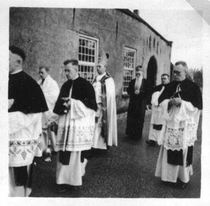 265128 Mgr. Arntz osc wordt door kruisheren opgehaald bij de kloosterpoort te St. Agatha