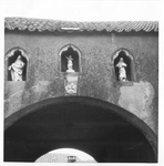 265318 De beelden boven de poort van het poortgebouw van het klooster te St. Agatha