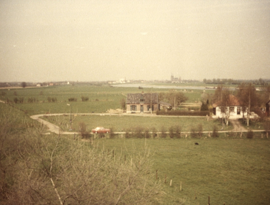 265408 De omgeving, met Maas, uiterwaarden en de kerk van Cuijk, gezien vanuit het klooster te St. Agatha