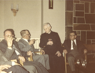 265410 Kruisheer en familie tijdens een 60-jarig professie feest in het klooster te St. Agatha
