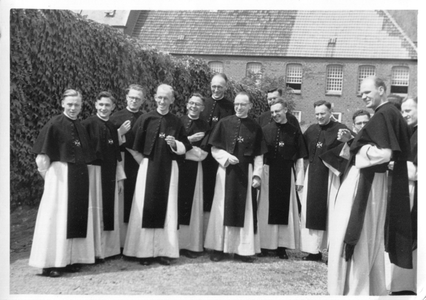 265471 De gehele klas direct na de priesterwijding in het klooster te St. Agatha