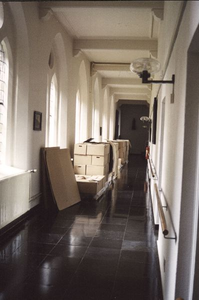 265531 Boeken staan klaar voor verzending naar/vanuit het Erfgoedcentrum Nederlands Kloosterleven te St. Agatha