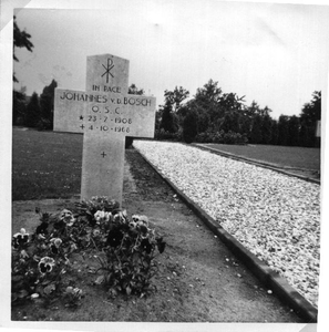 265537 Het graf van kruisheer Johannes van den Bosch op het kerkhof van de kruisheren in het dorp St. Agatha