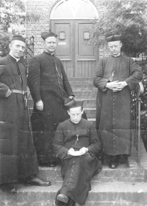 208060 Staand broeder Pancratius, pater Huntjes en pater Zoetemelk, zittend frater van Keeken