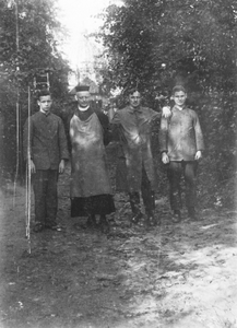 208123 Broeder Michaël, pater Zoetemelk, broeder Paulus en broeder Cornelis in de tuin van Oudenbosch