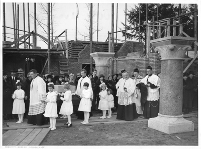 276002 De eerste steen wordt in processie binnengedragen voor de kloosterkerk Mater Dolorosa te Molenhoek (Mook)