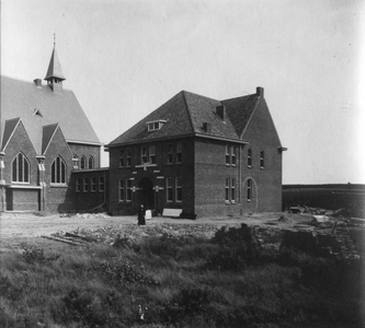 276041 Pater Passionist poserend voor de opgeleverde rectoraatskerk en klooster Maria-Hoop (Echt)