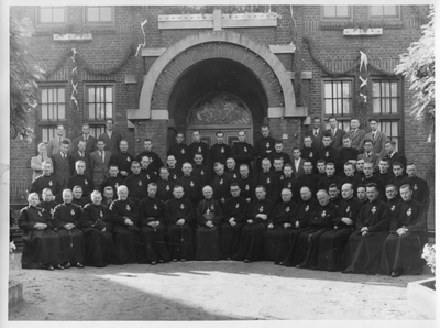 276046 Passionisten bij het 25-jarig bestaan van klooster en rectoraat Maria-Hoop (Echt)