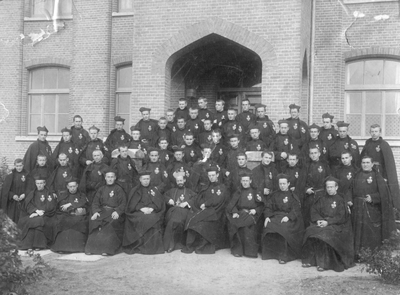 276066 Groepsfoto van Passionisten van het klooster Mater Dolorosa te Molenhoek (Mook) waarvan deels vluchtelingen uit België