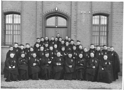 276068 Groepsfoto bij gelegenheid van het zilveren priesterfeest van pater Eleutherius bij het klooster Mater Dolorosa ...