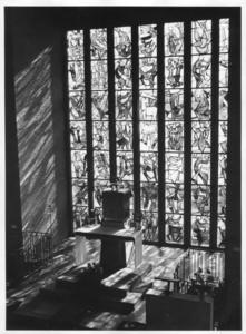 276073 Kapel met het altaar en gebrandschilderde raam in het Gabriëlcollege te Mook