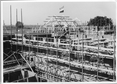 276075 De vlag in top van de bouw van het Gabriëlcollege te Mook