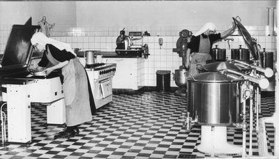 276081 Missiezusters Passionistinnen van de H. Gemma in de nieuwe keuken van het Gabriëlcollege te Mook