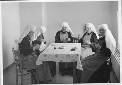 276082 Missiezusters Passionistinnen van de H. Gemma aan tafel in het Gabriëlcollege teMook