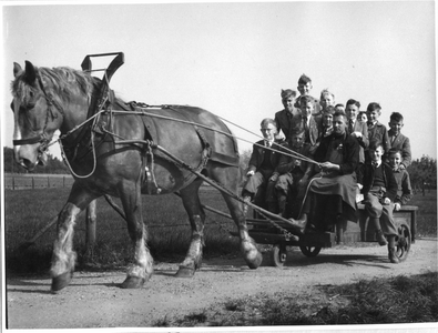 276120 Groep studenten met broeder Passionist F. Zwanenburg met paard en wagen toerend door Mook