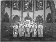 276138 De gewijde paters passionisten geven gezamenlijk de zegen aan de gelovigen in de kloosterkerk Mater Dolorosa te ...