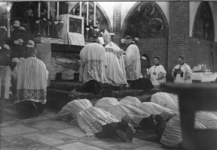 276139 Paters passionisten tijdens hun priesterwijding in de kloosterkerk van Mater Dolorosa te Molenhoek (Mook)