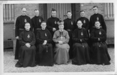 276140 Paters passionisten na hun priesterwijding met bisschop Lemmens voor de kloosterkerk van Mook