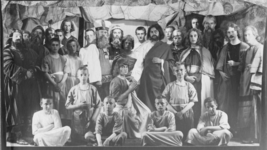 276146 Spelers van het toneelstuk 'Rabijn van Selcha' van het seminarie St. Gabriël te Haastrecht