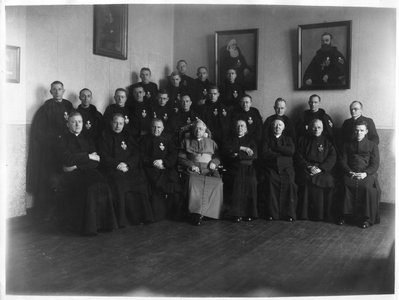 276167 Groepsfoto van passionisten met Mgr. Huijbers bij de viering van het 25-jarig bestaan van klooster Sint Gabriël ...
