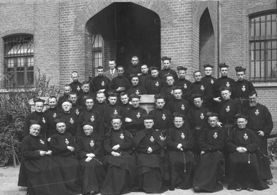 276189 Groepsfoto van het tweede provinciaals kapittel in klooster Mater Dolorosa te Molenhoek (Mook)