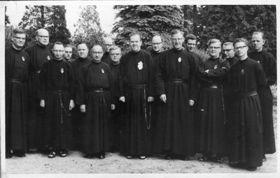 276190 Groepsfoto van het dertiende provinciaal kapittel in klooster Mater Dolorosa te Molenhoek (Mook)
