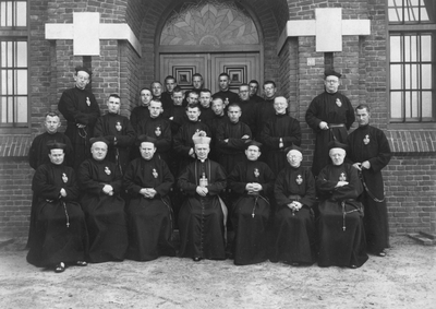 276191 De eerste groep novicen van de passionisten met mgr. Leo Kierkens voor het klooster Maria-Hoop (Echt)