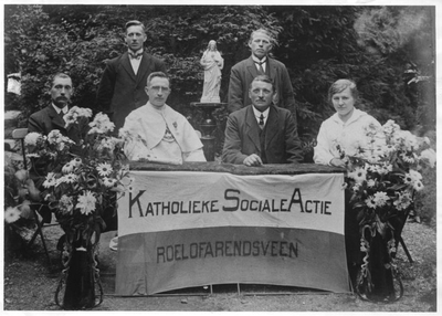 180474 Foto bij het afscheid van de Katholieke Sociale Actie, Roelofarendsveen