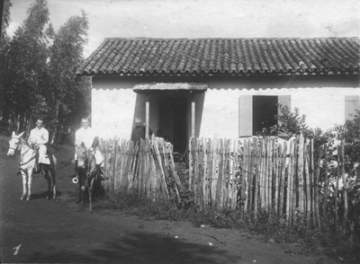 187057 Paters Pascoal en Paulino Donker voor de pastorie van de Italiaanse pastoor te Minas (Brazilië)