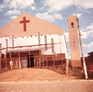 187081 De kerk die p. Godofredo Joosten bouwde te Aroeiras (in de buurt van Campino Grande) (Brazilië)