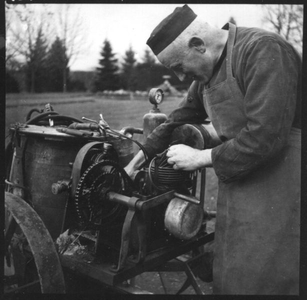 187173 Broeder Jacob bezig met een machine in de tuin van het Gerardusklooster te Wittem