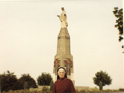 187190 Redemptoristin bij Mariamonument op de Gulpenerberg te Wittem