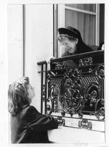 102071 Zuster Andrea in gesprek met een voorbijganger te Arnouville les Gonnesse (Frankrijk)