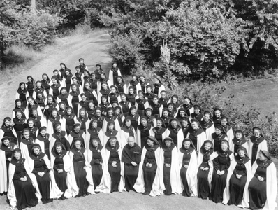 102079 Foto van alle geprofeste zusters tijdens het 25-jarig bestaan van het klooster te Hilversum op 7 mei