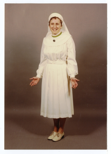 102082 Zuster Mariette van de Stad Gods te Hilversum in de nieuwe zomerse kledij van de congregatie