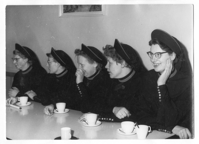 102110 Zusters tijdens de koffiepauze in het klooster te Sittard