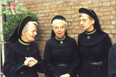 102120 Een onderonsje van zusters bij het vertrek van de kloostercommuniteit uit Sittard