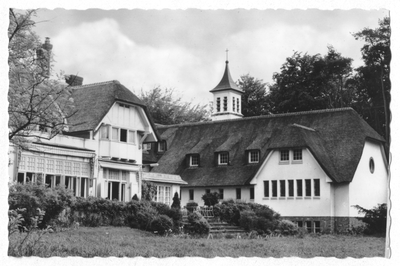 102133 De achterzijde van het klooster de Stad Gods te Hilversum